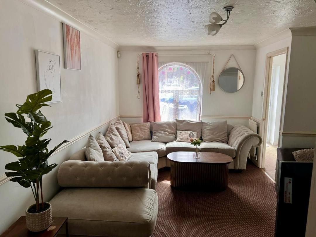 Clove, House With 3br, 1 Extra Room, 3 Free Parking Spaces, Wifi And Garden *