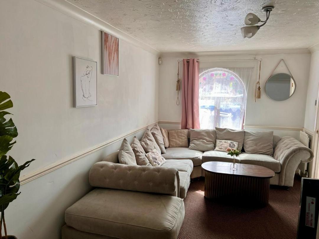 Apartment Clove, House With 3br, 1 Extra Room, 3 Free Parking Spaces, Wifi And Garden Stifford