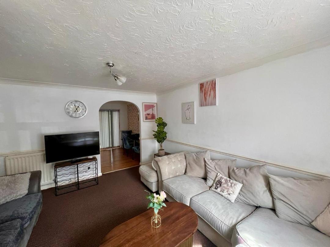 Apartment Clove, House With 3br, 1 Extra Room, 3 Free Parking Spaces, Wifi And Garden *