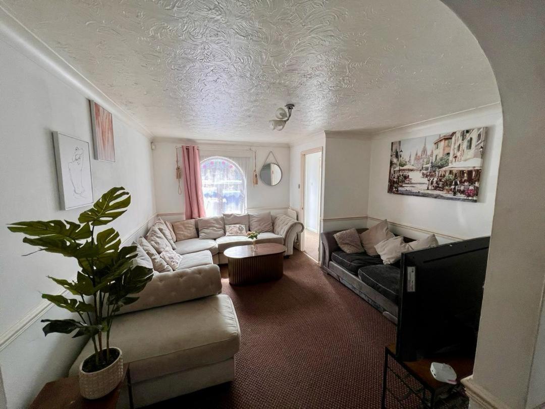 Apartment Clove, House With 3br, 1 Extra Room, 3 Free Parking Spaces, Wifi And Garden *