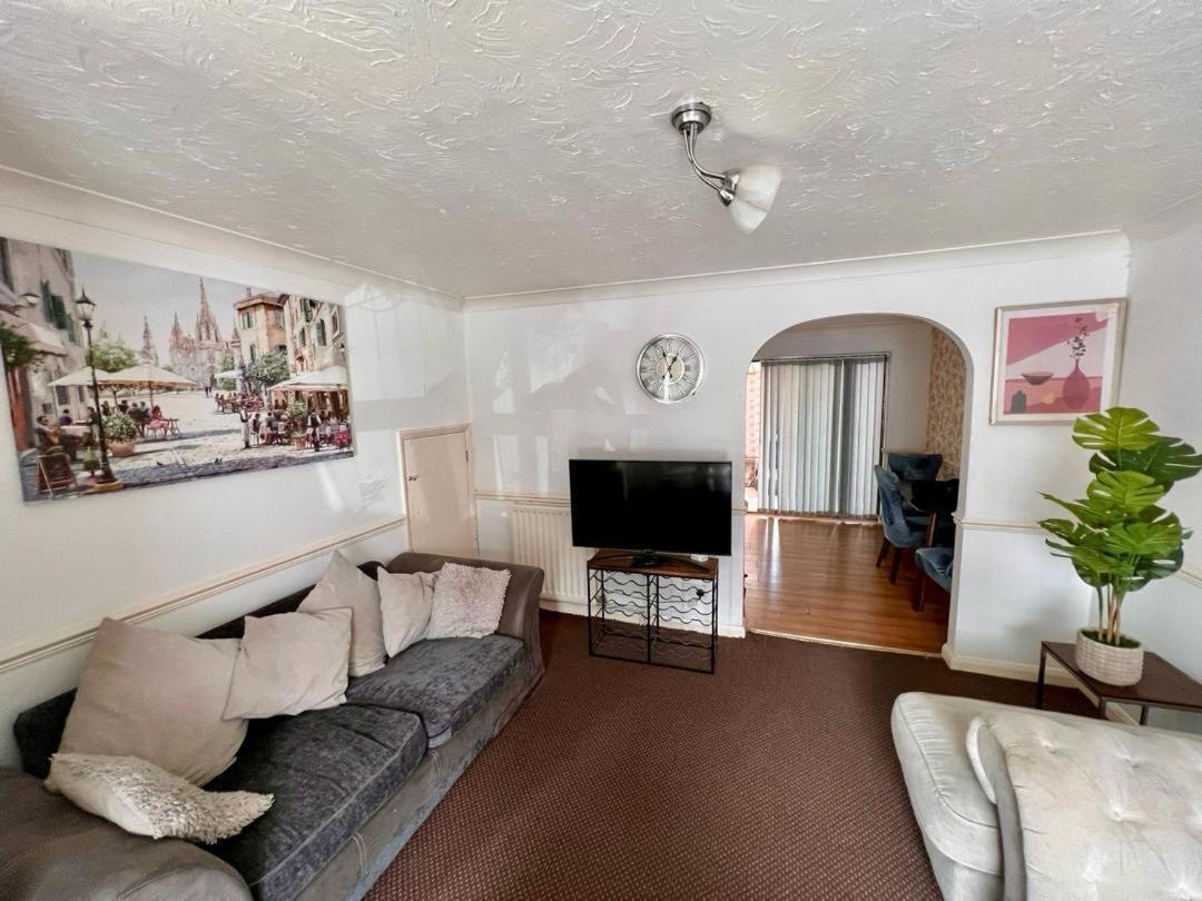 Clove, House With 3br, 1 Extra Room, 3 Free Parking Spaces, Wifi And Garden Apartment