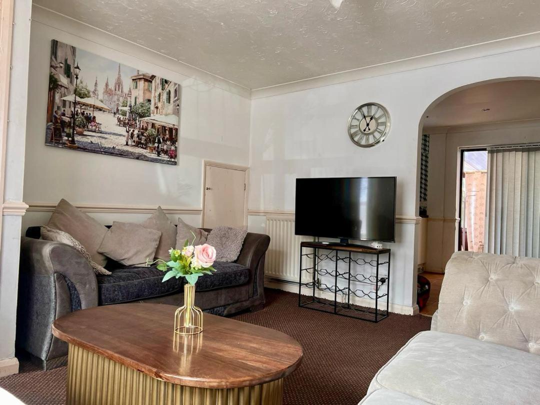 Clove, House With 3br, 1 Extra Room, 3 Free Parking Spaces, Wifi And Garden Apartment
