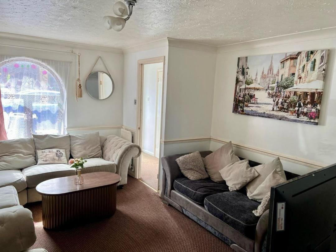 Clove, House With 3br, 1 Extra Room, 3 Free Parking Spaces, Wifi And Garden Stifford